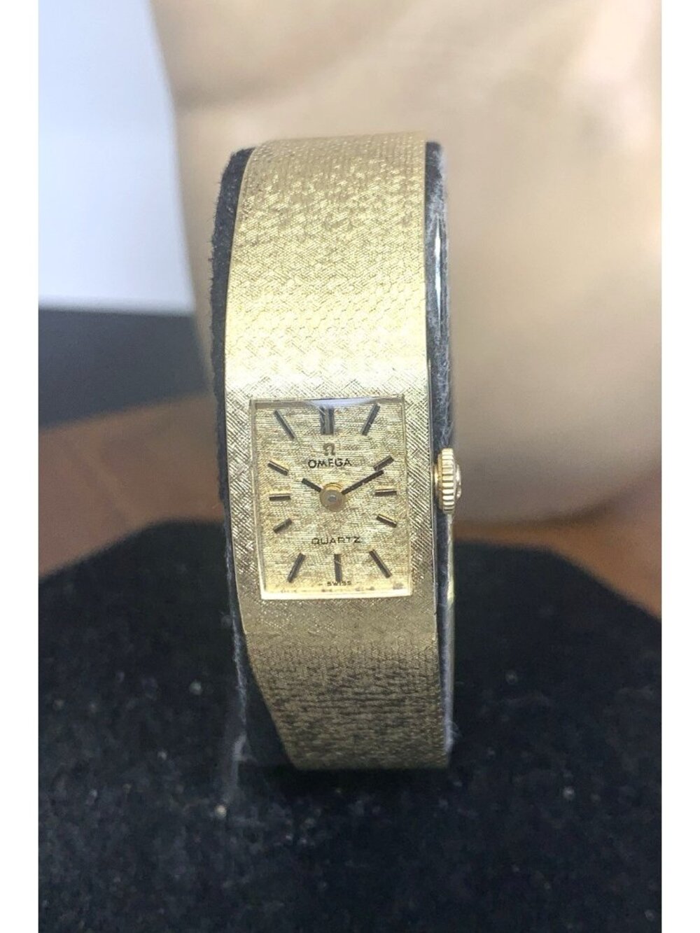 Omega Women's Watch Vintage 1979 14k Yellow Gold Swiss Quartz Textured Dial 14mm